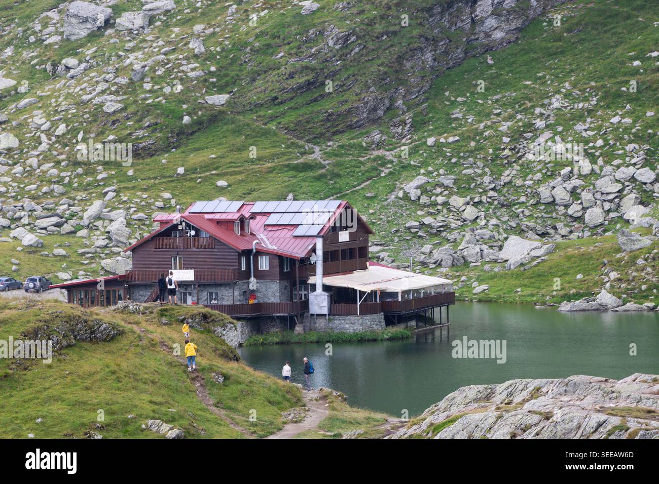 Cabina presso il lago Balea, un lago ghiacciato situato nei monti Fagaras, Romania Foto Stock