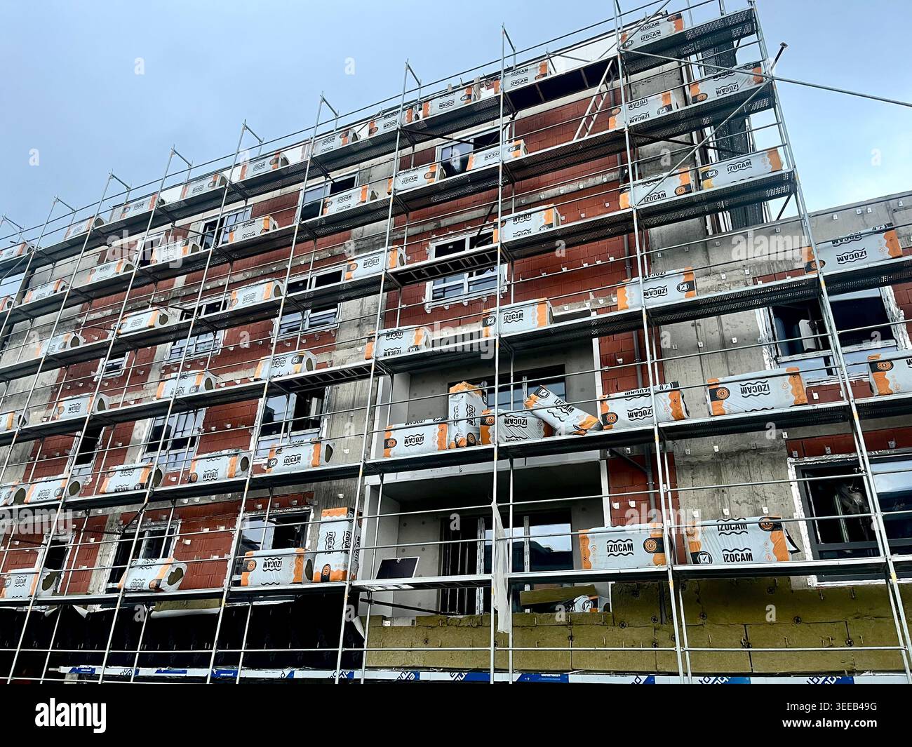 cantiere, isolamento, ponteggi, residenziale, edilizia, Sofia, Bulgaria, Europa orientale, Balcani, UE - Immagine stock catturata con smartphone