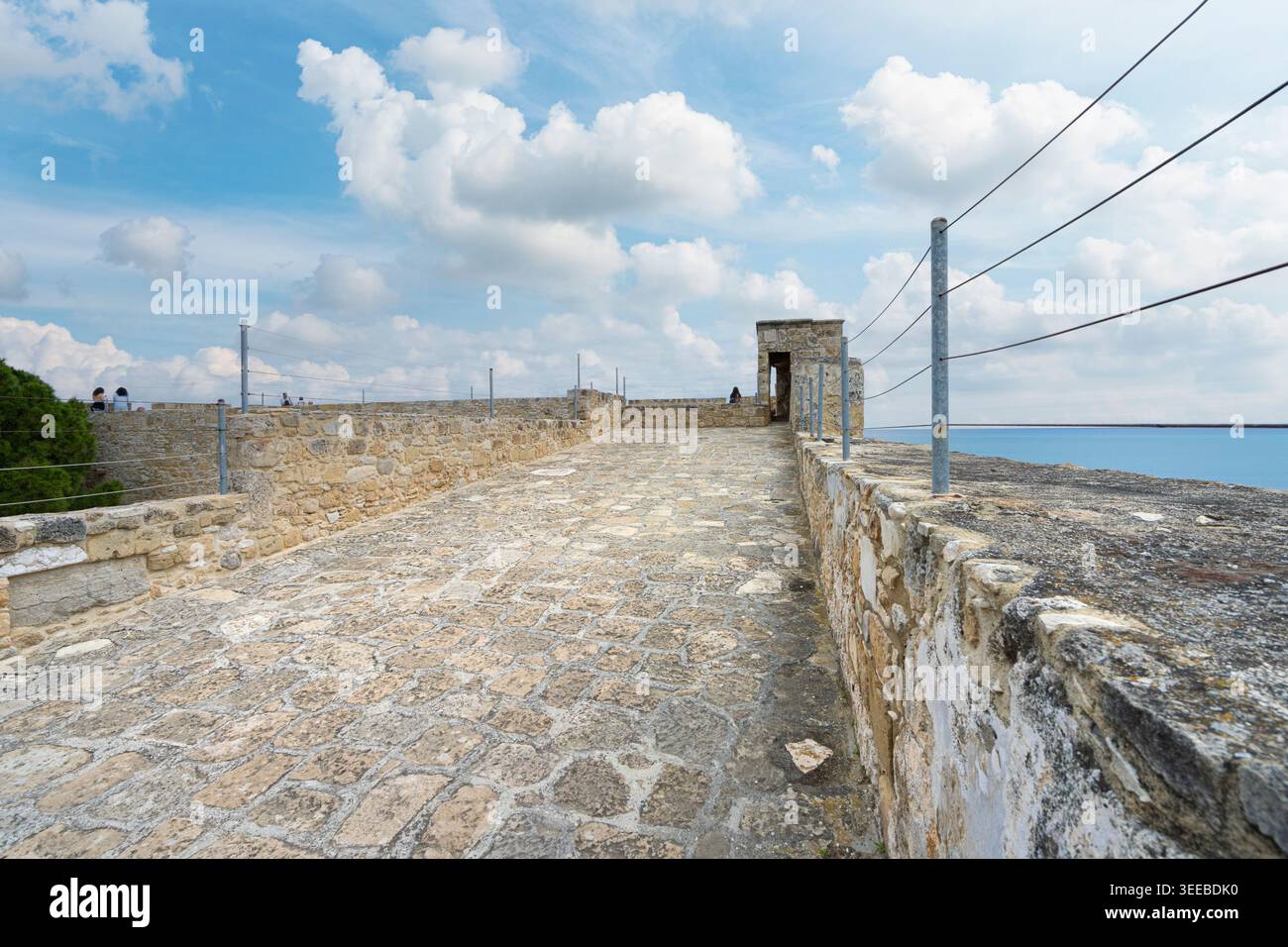 Larnaca, Cipro. 5 maggio 2026. vista panoramica sul cortile interno del castello nel centro della città Foto Stock
