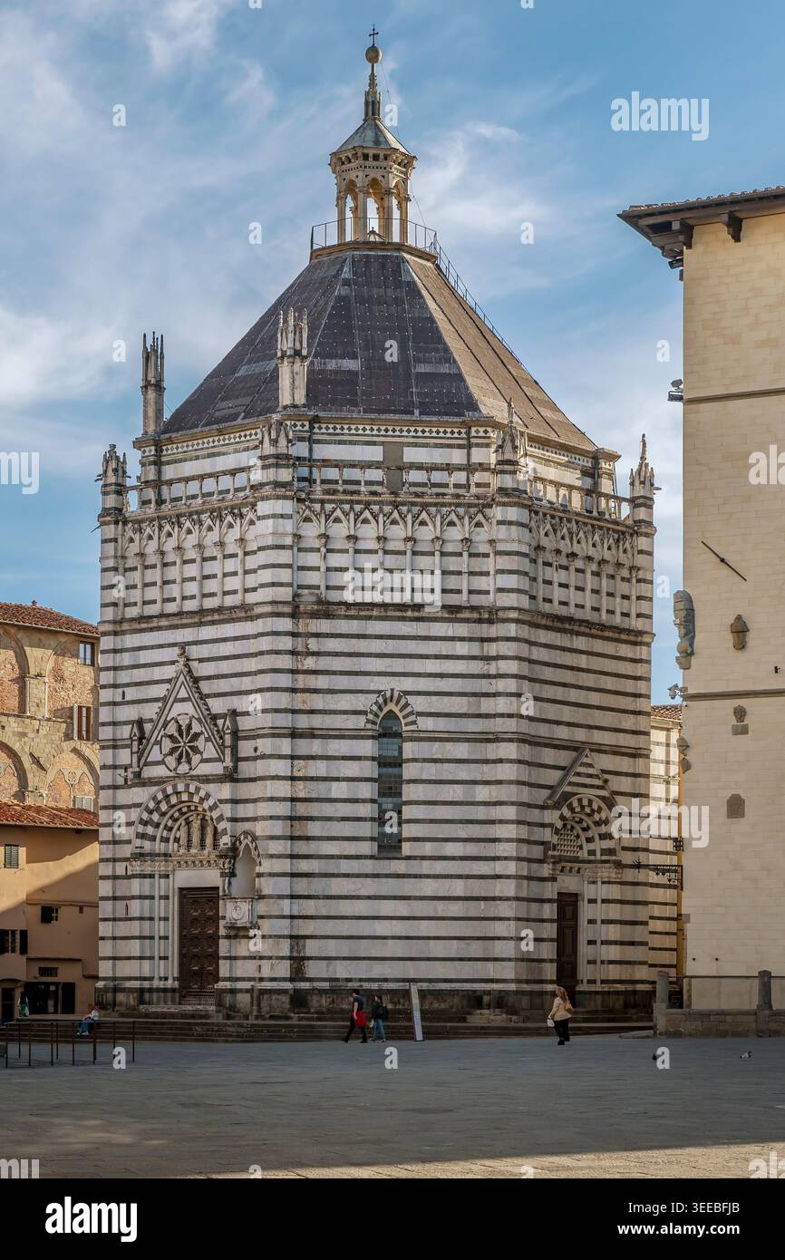 L'antico battistero di San Giovanni in Corte o Ritondo di Pistoia, in Italia, si trova in Piazza del Duomo Foto Stock