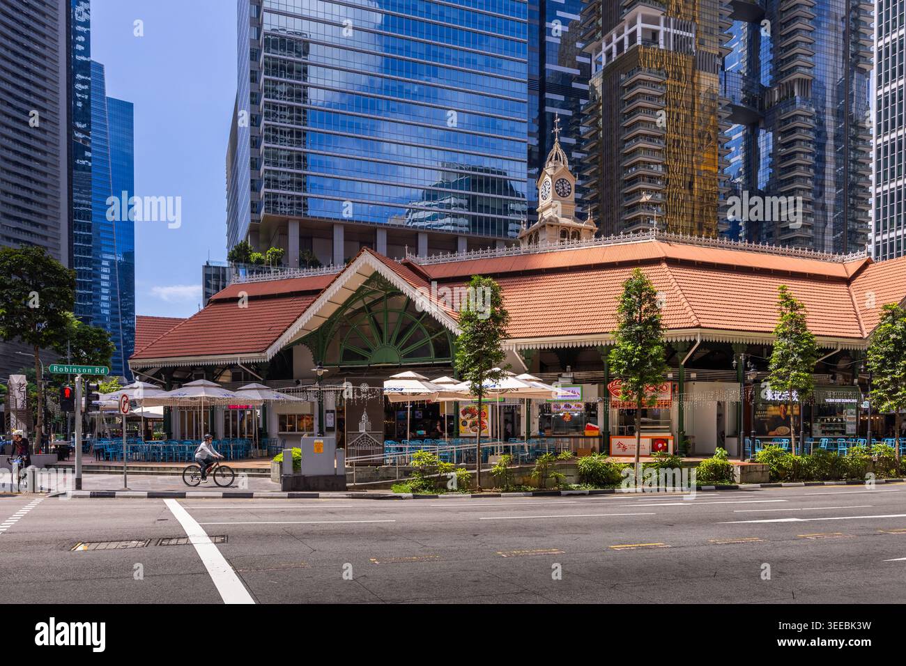 Lau Pa Sat Hawker Centre, un centro commerciale coperto vittoriano ricostruito nel CBD di Singapore con prelibatezze locali e bancarelle di cibo internazionale. Foto Stock