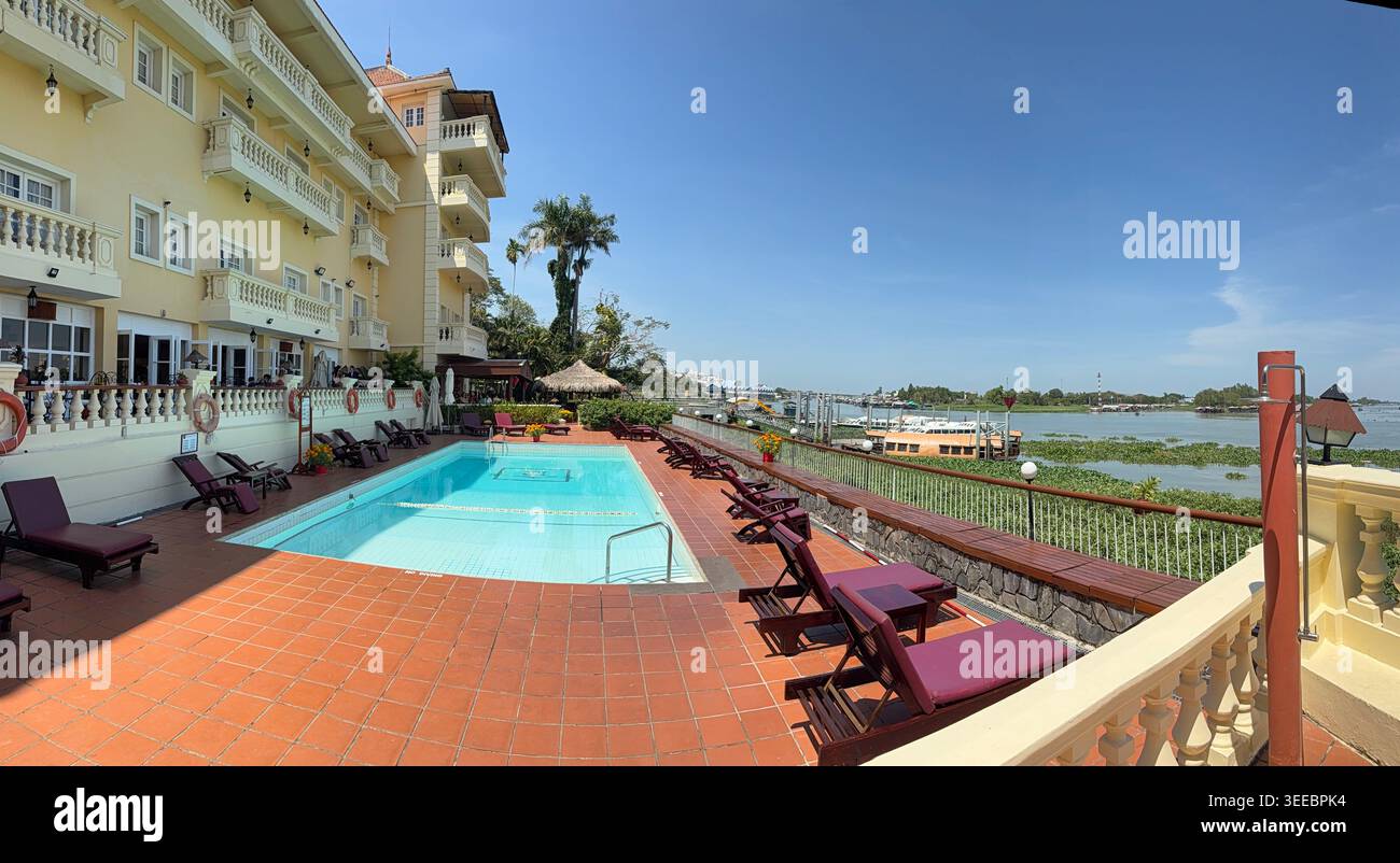 Il retro dell'hotel a 5 stelle Victoria Chau Doc si affaccia sul fiume Hau, nella regione del delta del Mekong nel Vietnam meridionale. L'hotel e' in stile coloniale francese - Immagine stock catturata con smartphone