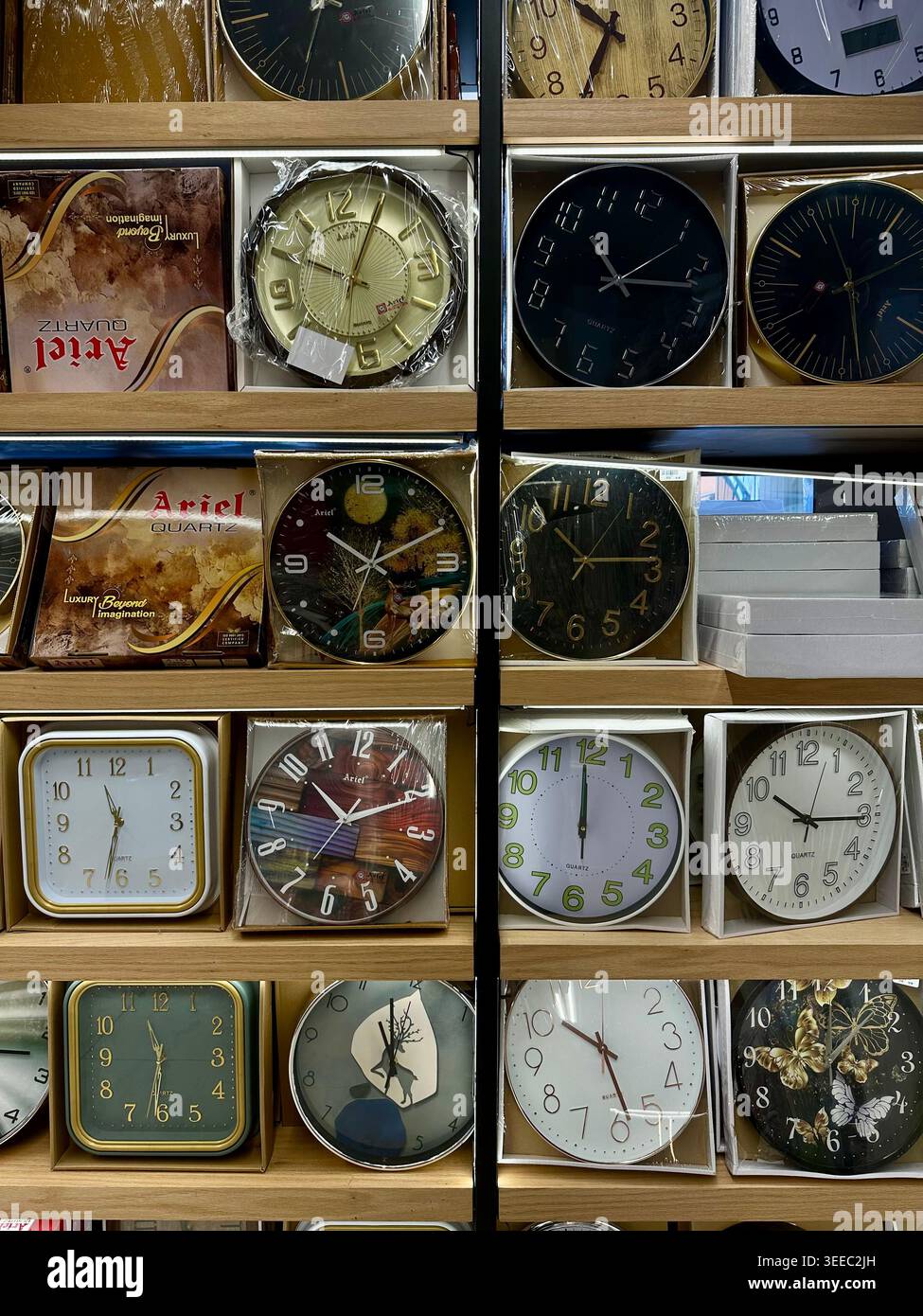 File di orologi da parete - Immagine stock catturata con smartphone