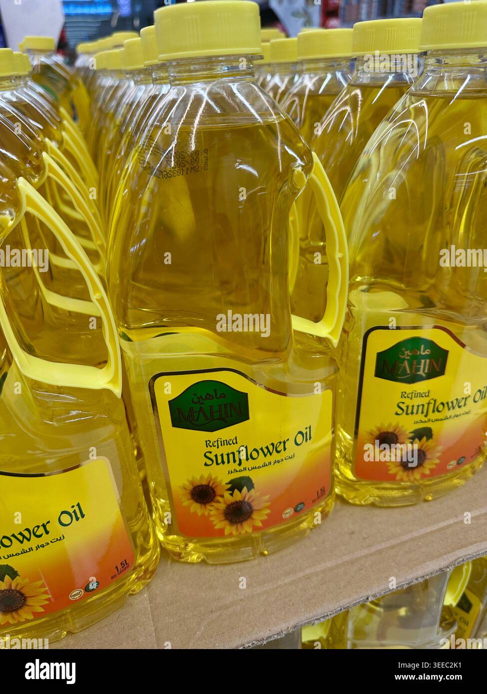 bottiglie di olio da cucina su uno scaffale del supermercato - Immagine stock catturata con smartphone