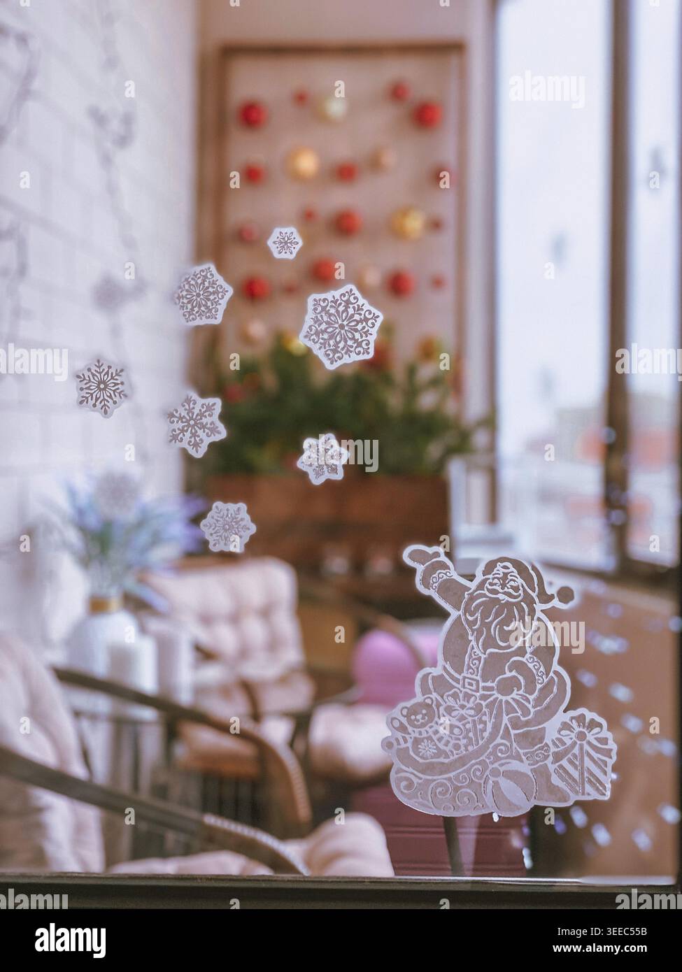 Adesivi natalizi con Babbo Natale e fiocchi di neve, interni accoglienti per feste Foto Stock
