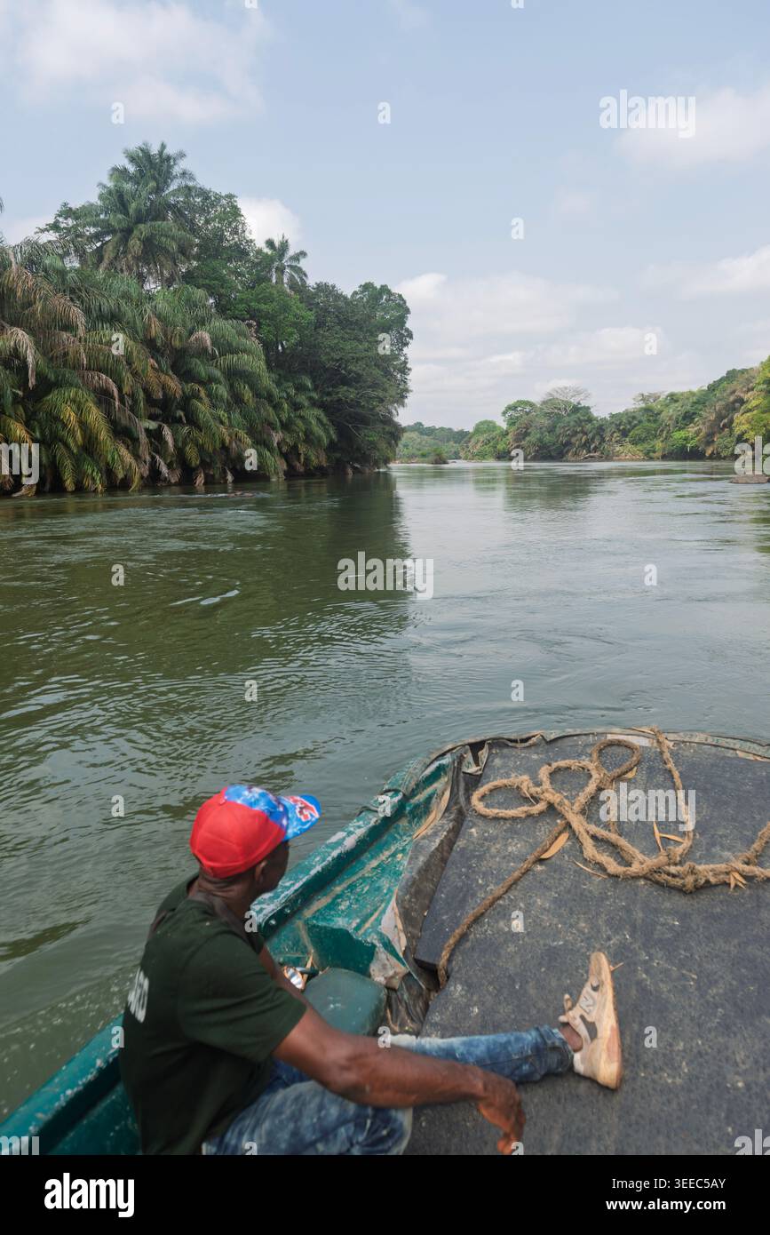 Un giro in barca sul fiume Moa al Tiwai Island Wildlife Sanctuary, Sierra Leone, Africa occidentale. Foto Stock