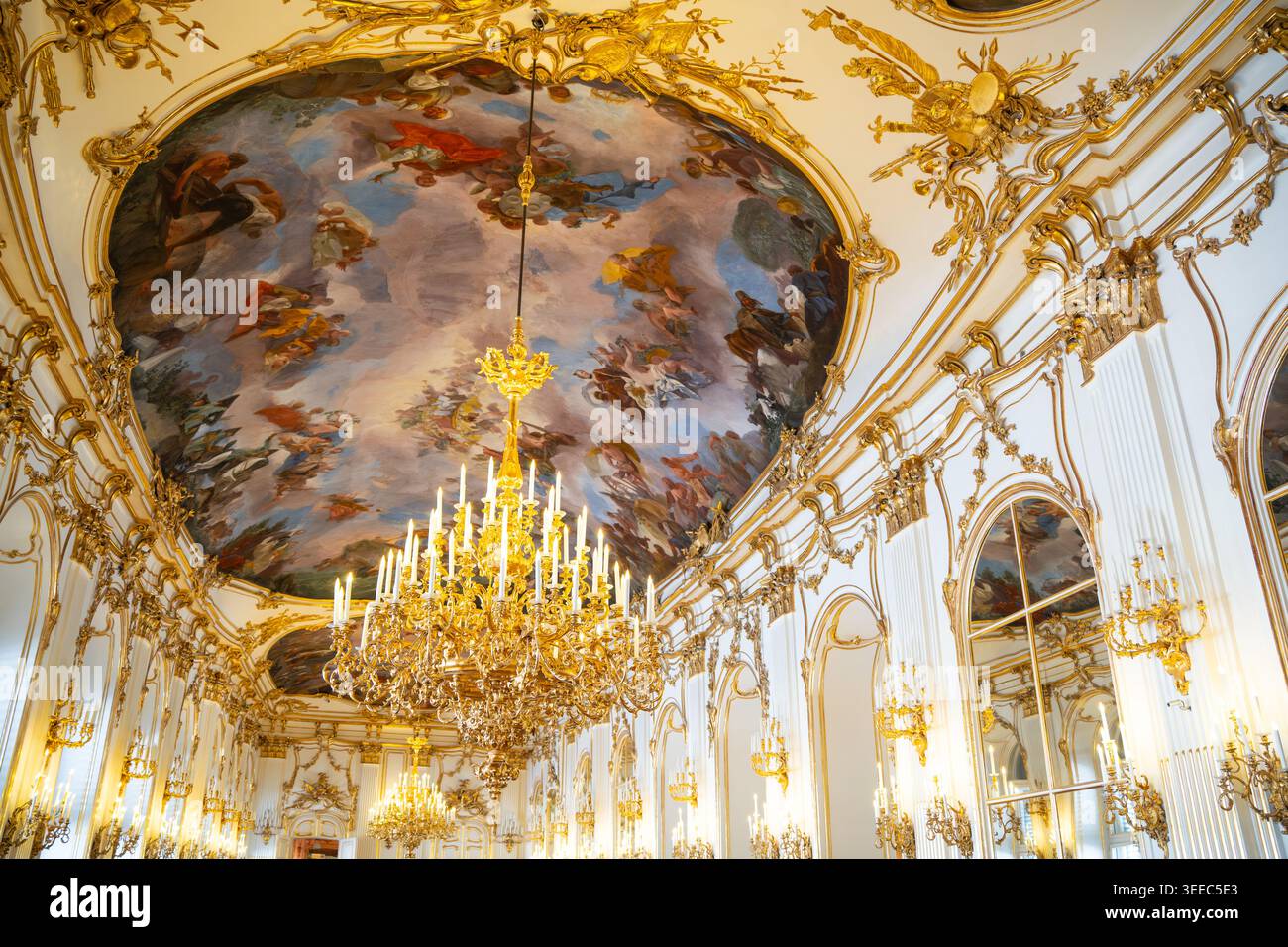 Soffitto, affreschi e lampadari dorati della grande Galleria nel Palazzo di Schonbrunn con decorazioni in stucco dorato in stile rococò Foto Stock
