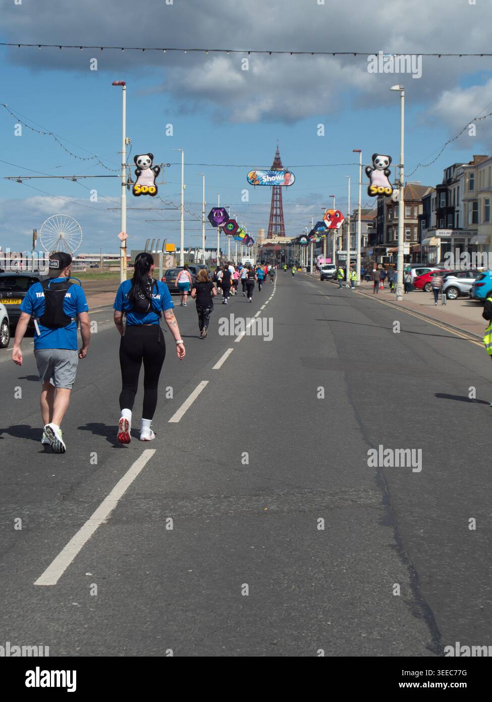 Domenica 10 maggio 2026, Blackpool UK, Weather News, Una bella giornata a Blackpool per la corsa divertente lungo il famoso Golden Mile. Anche se il calore non è ottimo per i corridori. Copyright G Telford/Alamy notizie in diretta. Foto Stock