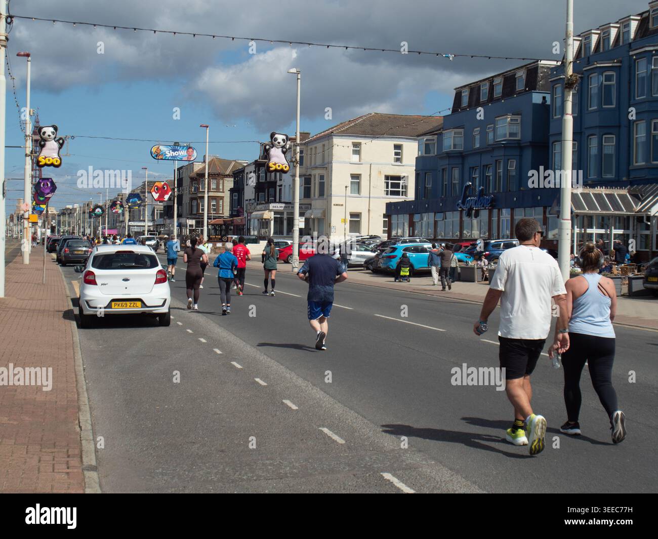 Domenica 10 maggio 2026, Blackpool UK, Weather News, Una bella giornata a Blackpool per la corsa divertente lungo il famoso Golden Mile. Anche se il calore non è ottimo per i corridori. Copyright G Telford/Alamy notizie in diretta. Foto Stock