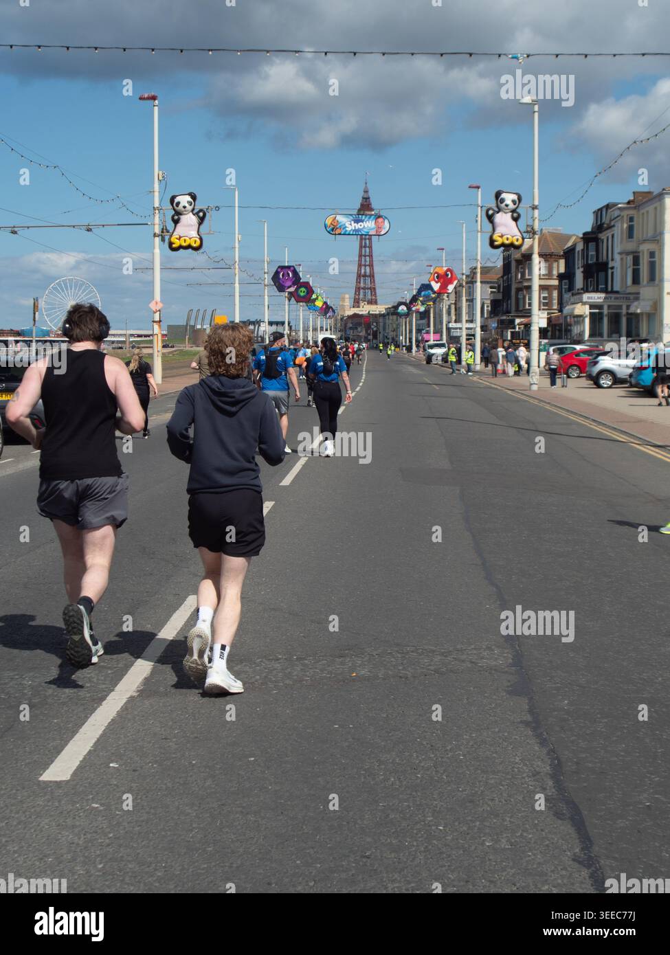 Domenica 10 maggio 2026, Blackpool UK, Weather News, Una bella giornata a Blackpool per la corsa divertente lungo il famoso Golden Mile. Anche se il calore non è ottimo per i corridori. Copyright G Telford/Alamy notizie in diretta. Foto Stock