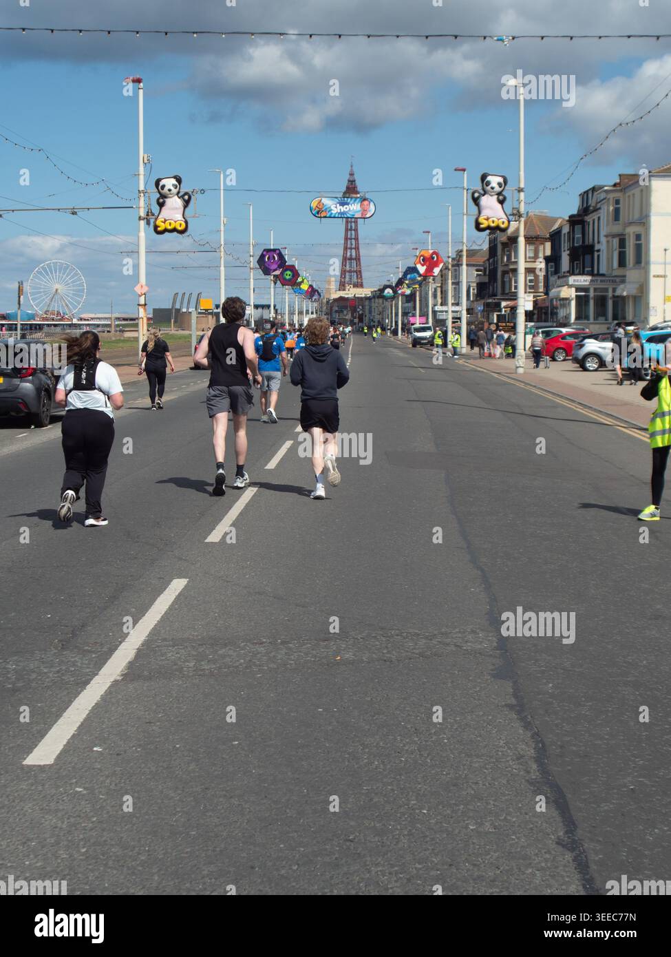 Domenica 10 maggio 2026, Blackpool UK, Weather News, Una bella giornata a Blackpool per la corsa divertente lungo il famoso Golden Mile. Anche se il calore non è ottimo per i corridori. Copyright G Telford/Alamy notizie in diretta. Foto Stock