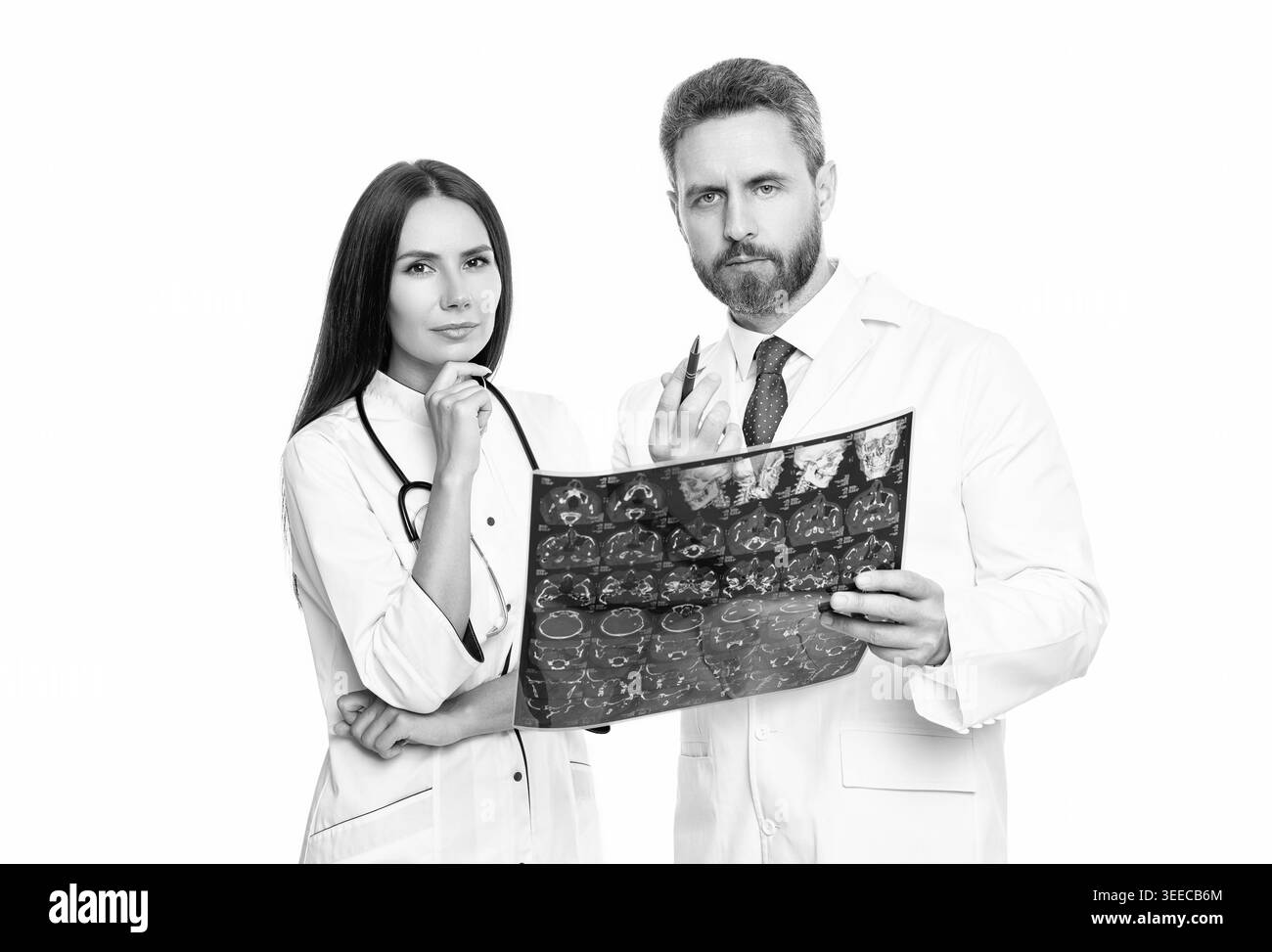 Medico che analizza la scansione cerebrale per danni o malattie. sanità e medicina. concetto di medicina. il dottor hold xray della medicina nucleare. Medico medico Foto Stock