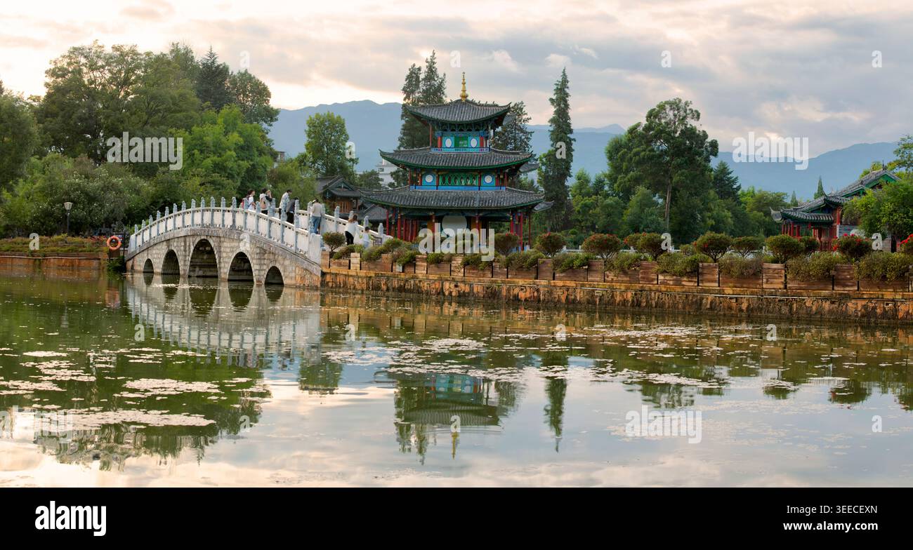 Piscina Black Dragon nella città vecchia di Lijiang, in Cina. Foto Stock