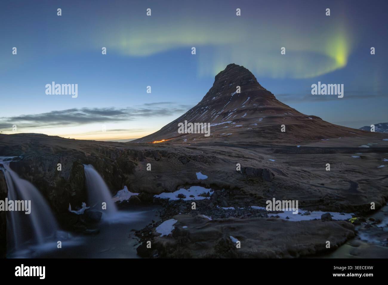 Aurora borealis aurora boreale sopra la cascata di Kirkjufellsfoss. Scena notturna incredibile vicino a Kirkjufell volkano, Islanda. Paesaggio fotografia panorama Foto Stock
