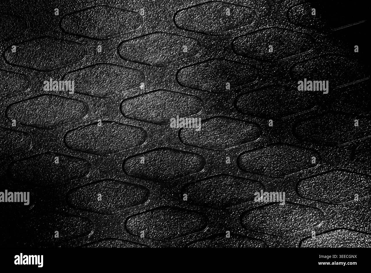 Immagine monocromatica ad alto contrasto di una superficie simile a una scala che crea un motivo geometrico ritmico scuro Foto Stock