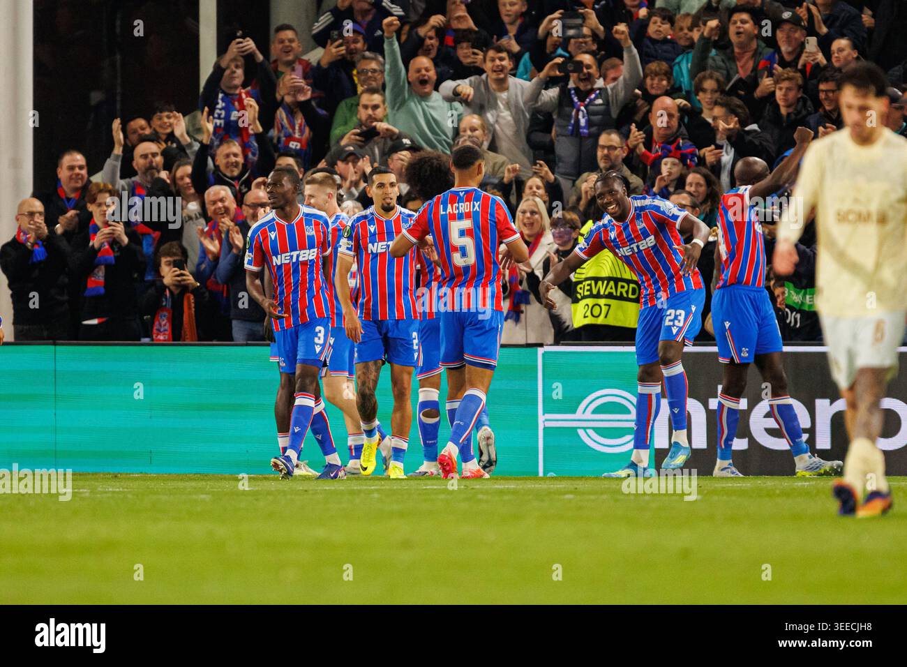 I giocatori di Crystal Palace hanno visto festeggiare dopo gol durante la partita di 2a tappa della UEFA Conference League 25 26 tra le squadre di Crystal Palace e. Foto Stock
