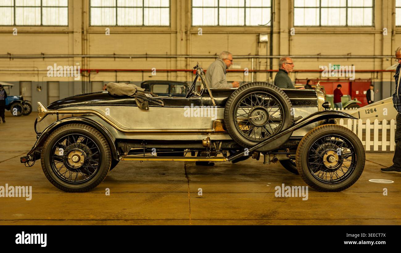 1927 Alvis 12/50 SD, in mostra al Bicester Motion Scramble tenutosi il 28 aprile 2026. Foto Stock