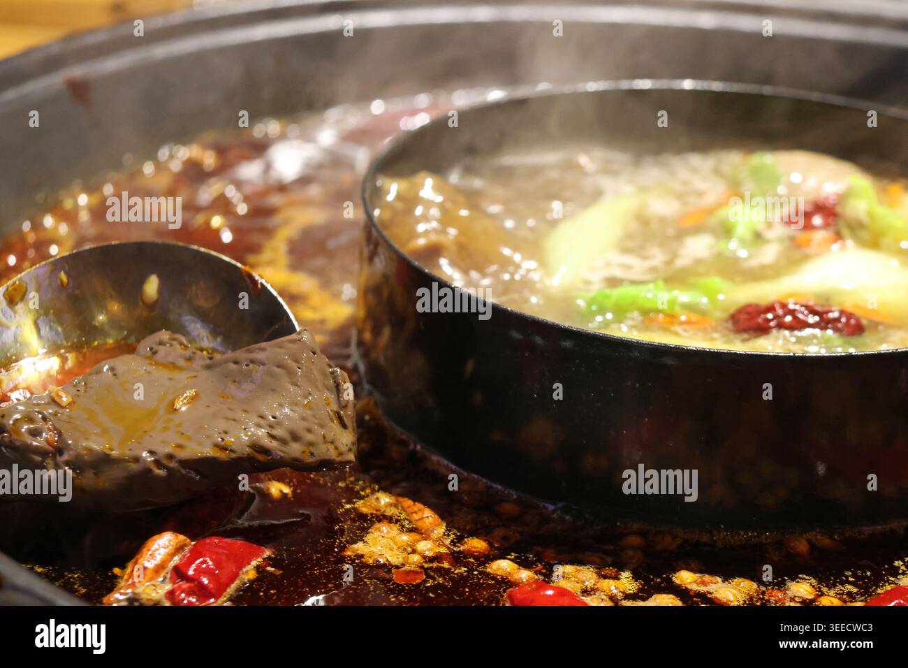 Budino di sangue d'anatra come ingrediente hot pot pronto per essere mangiato in un ristorante a Dujiangyan, nella provincia cinese del Sichuan Foto Stock