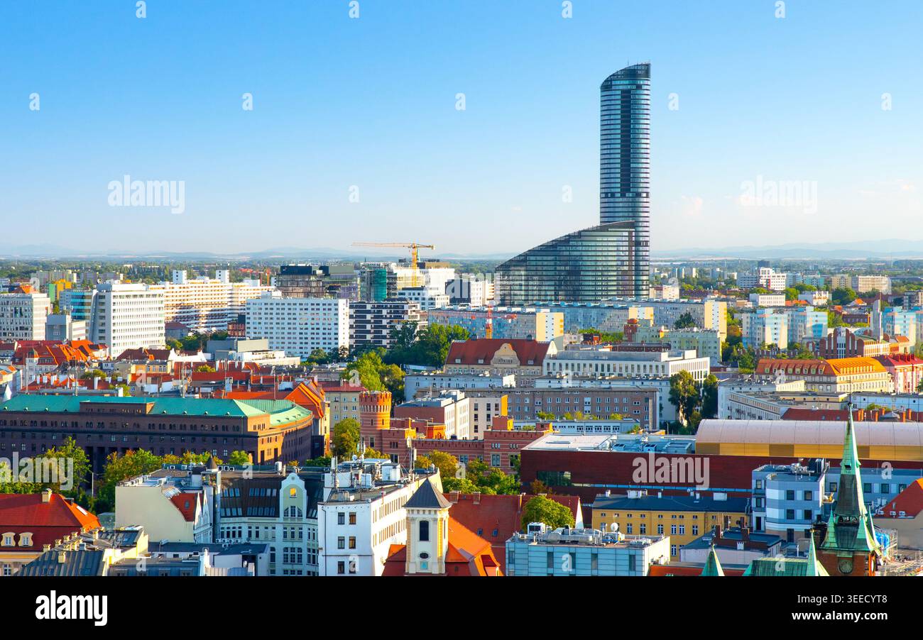 Vista panoramica di Wroclaw con il grattacielo Sky Tower sullo sfondo. Wroclaw, Polonia Foto Stock