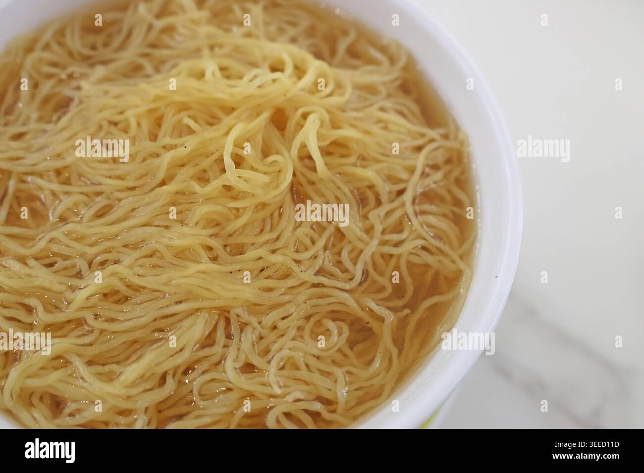Spaghetti wanton in stile Hong Kong serviti in una ciotola in un'area ristoro di Hong Kong Foto Stock
