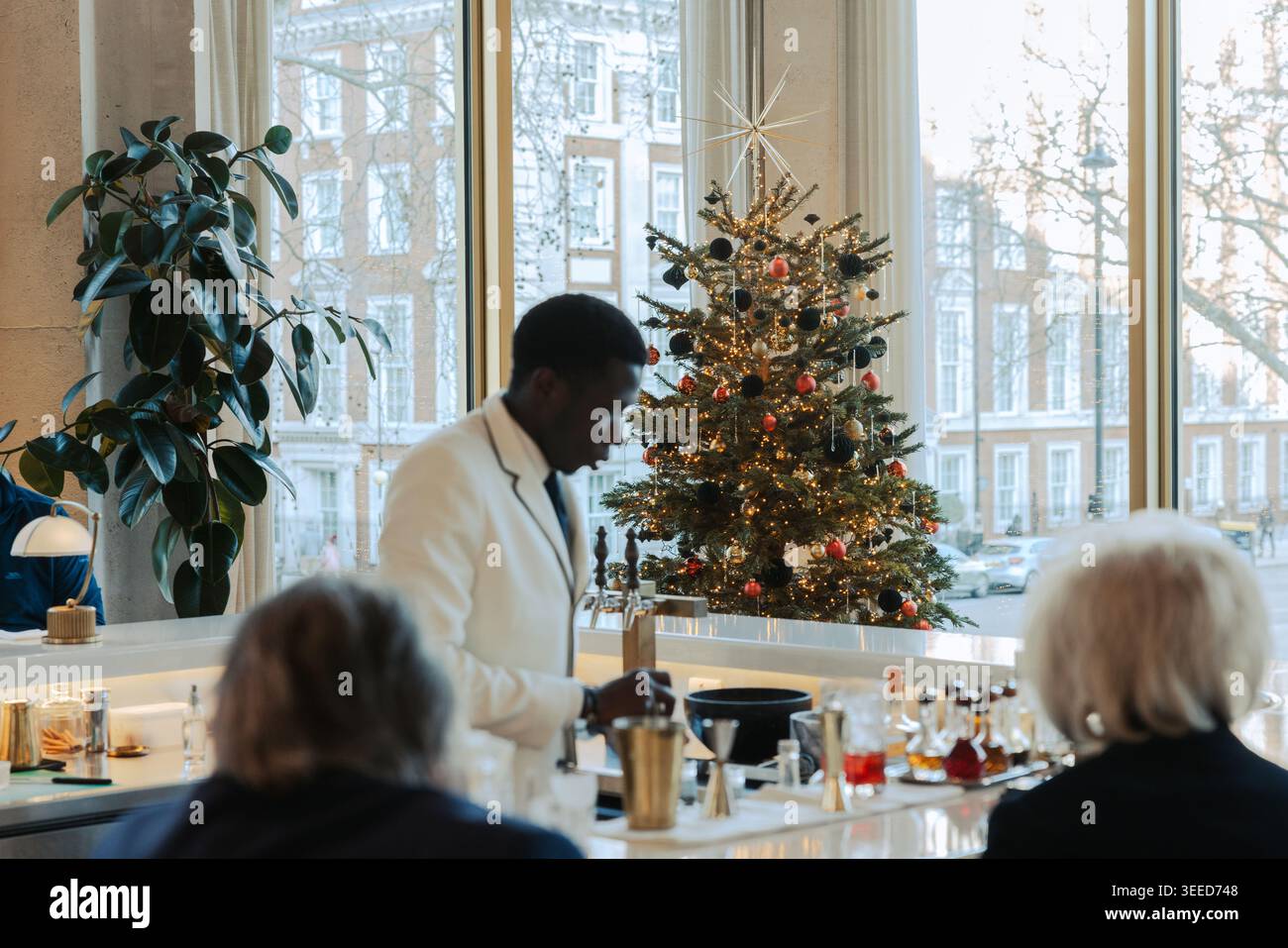 Barman che prepara cocktail al bar Serra nell'hotel Chancery Rosewood, Mayfair, Londra, Foto Stock