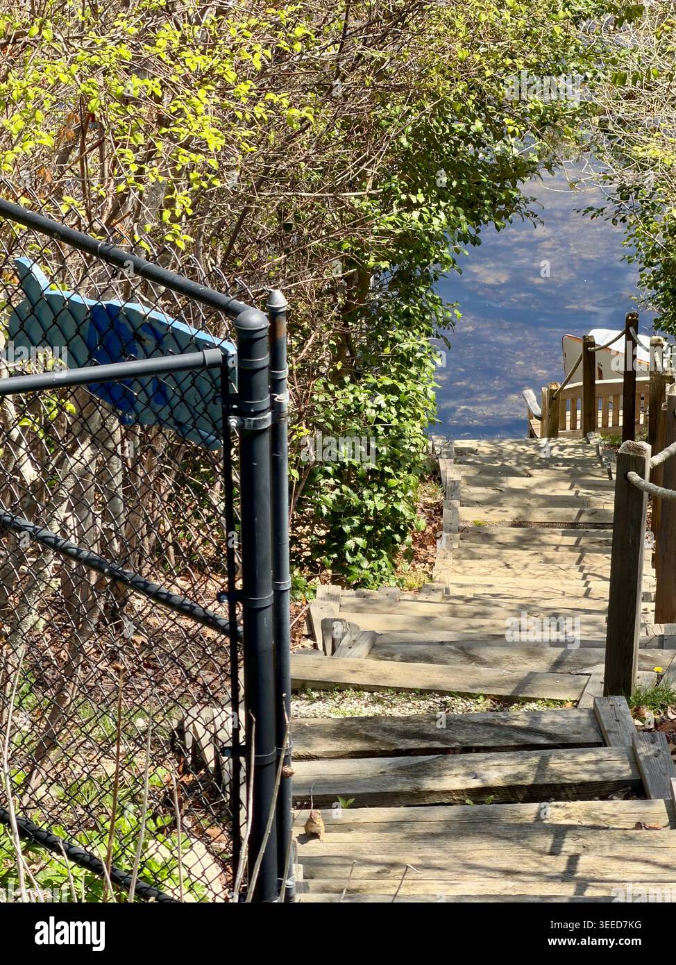 Scale che portano da casa a Crystal Lake, Orleans, Massachusetts Foto Stock