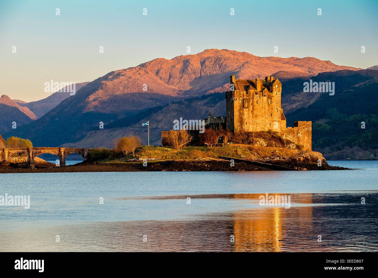 Castello di Eilean Donan al tramonto, Scozia. Il castello era un astronauta per i Mackenzies di Kintail Foto Stock