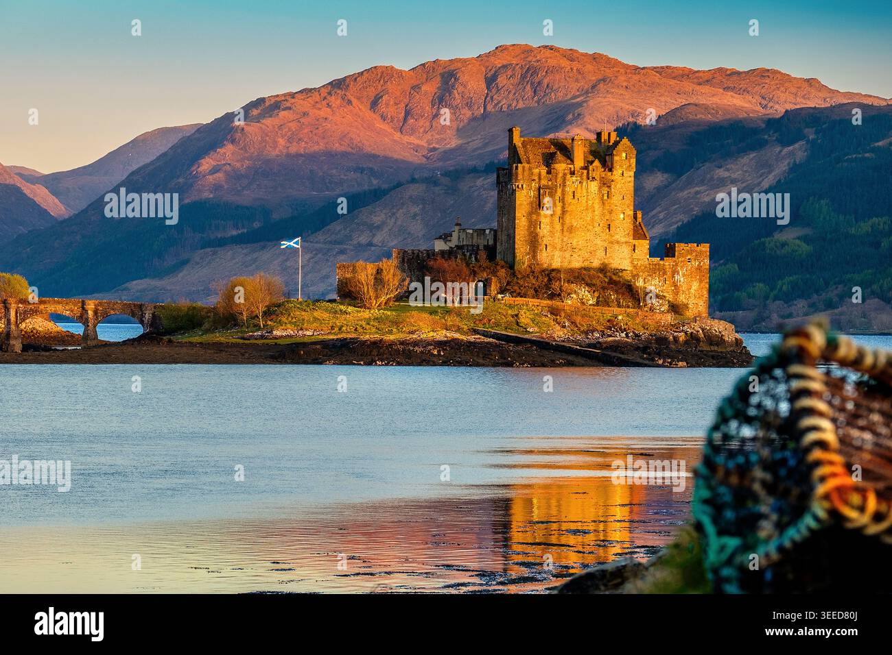 Castello di Eilean Donan al tramonto, Scozia. Il castello era un astronauta per i Mackenzies di Kintail Foto Stock
