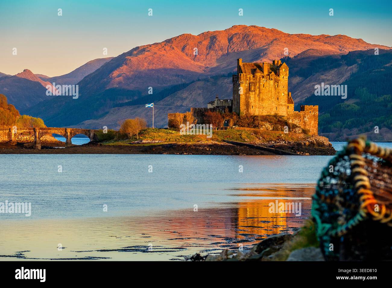 Castello di Eilean Donan al tramonto, Scozia. Il castello era un astronauta per i Mackenzies di Kintail Foto Stock