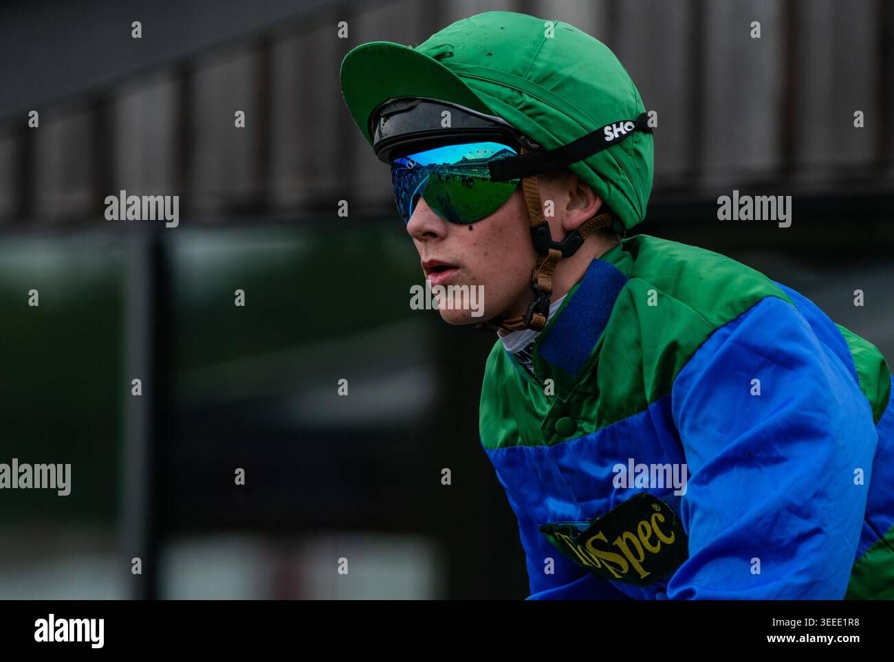 La traccia del Roodee si riflette negli occhiali di Billy Loughnane. Crediti JTW equine Images / Alamy Foto Stock
