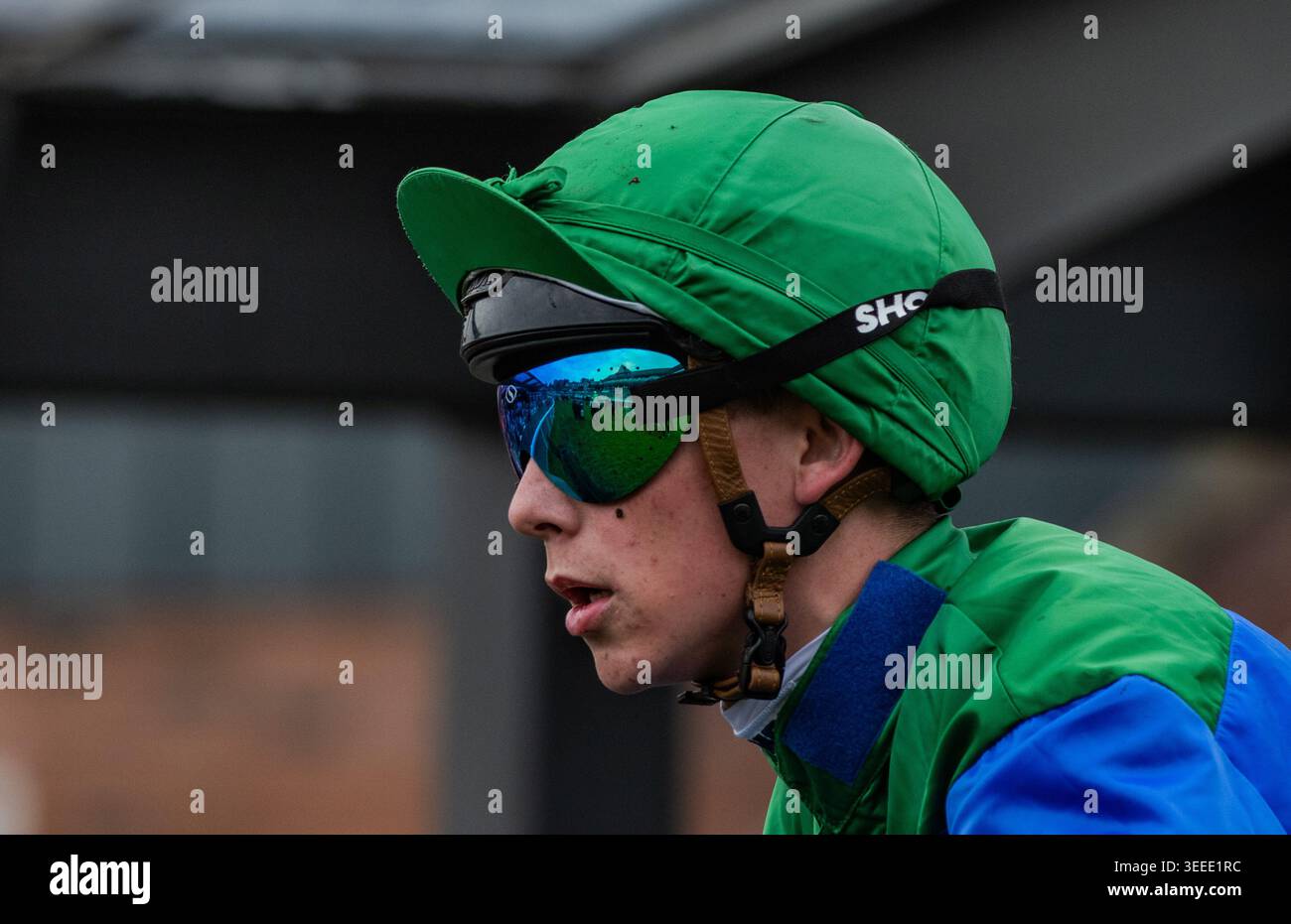 La traccia del Roodee si riflette negli occhiali di Billy Loughnane. Crediti JTW equine Images / Alamy Foto Stock