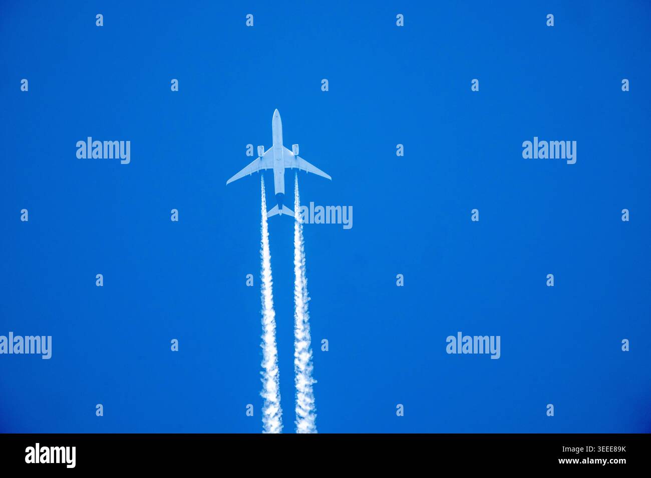 Risvegliare i vortici di un aereo passeggeri bimotore, sopra la Renania settentrionale-Vestfalia, Germania Foto Stock