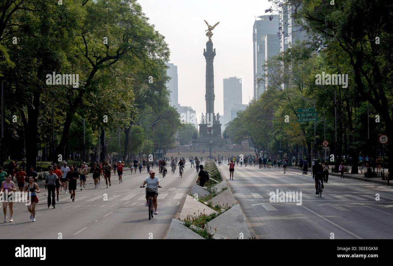 Città del Messico, Messico - marzo 2026: Jogging, ciclisti e pattinatori si godono una domenica senza auto lungo il Paseo de la Reforma vicino all'Angelo dell'indipendenza Foto Stock
