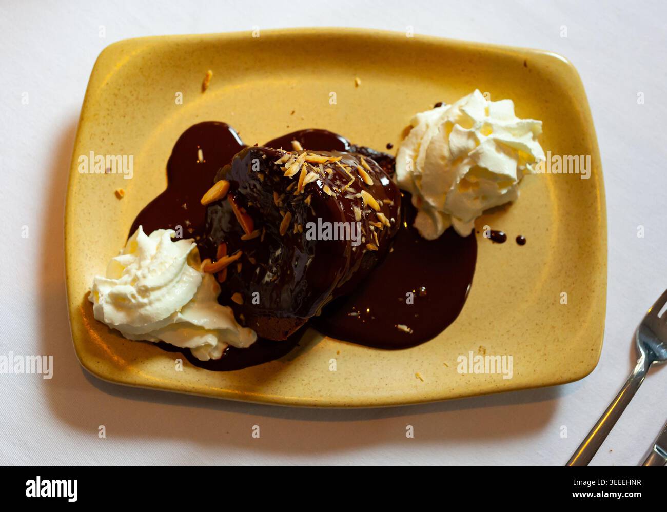 Torta al cioccolato con cioccolato fuso Foto Stock