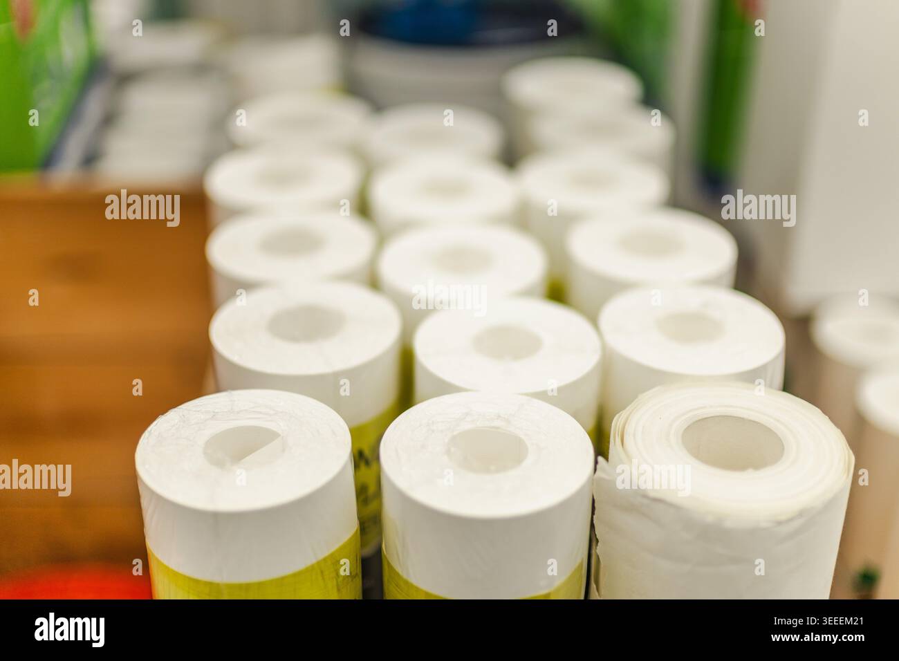 Rotoli di pellicola protettiva in plastica esposti in negozio di ferramenta e forniture per lavori di ristrutturazione Foto Stock