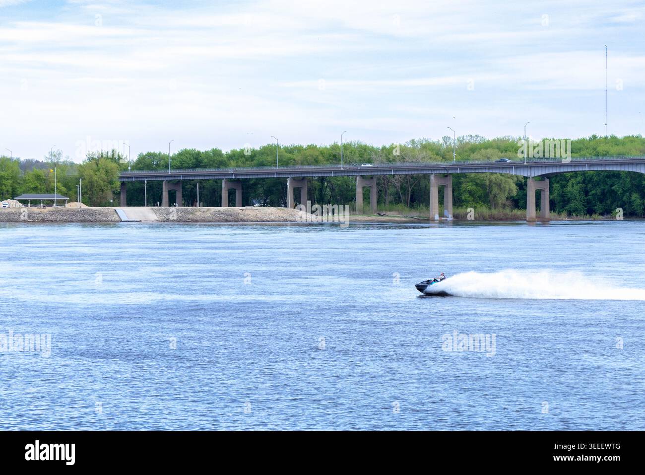 Dubuque, Iowa, USA - 25 aprile 2026: Moto d'acqua sul fiume Mississippi sotto il ponte Julien Dubuque Foto Stock