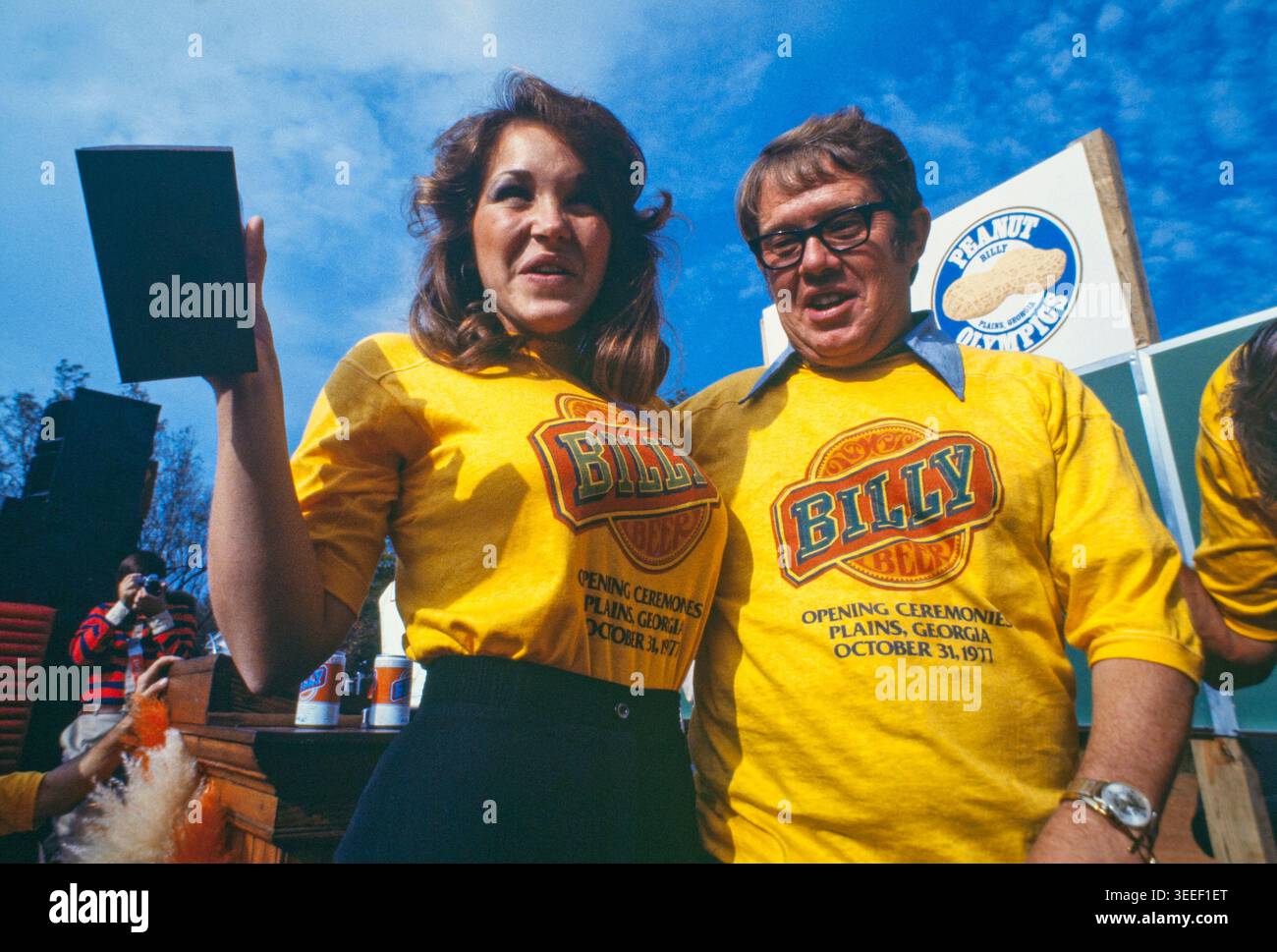 Billy Carter è momentaneamente distratto dal calcio d'inizio di Billy Beer il 31 ottobre 1977. William Alton - Billy - Carter (29 marzo 1937 - settembre Foto Stock