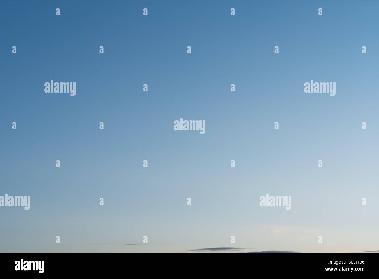 Sfondo blu con gradiente morbido, ideale per la composizione e l'uso di elementi di design Foto Stock