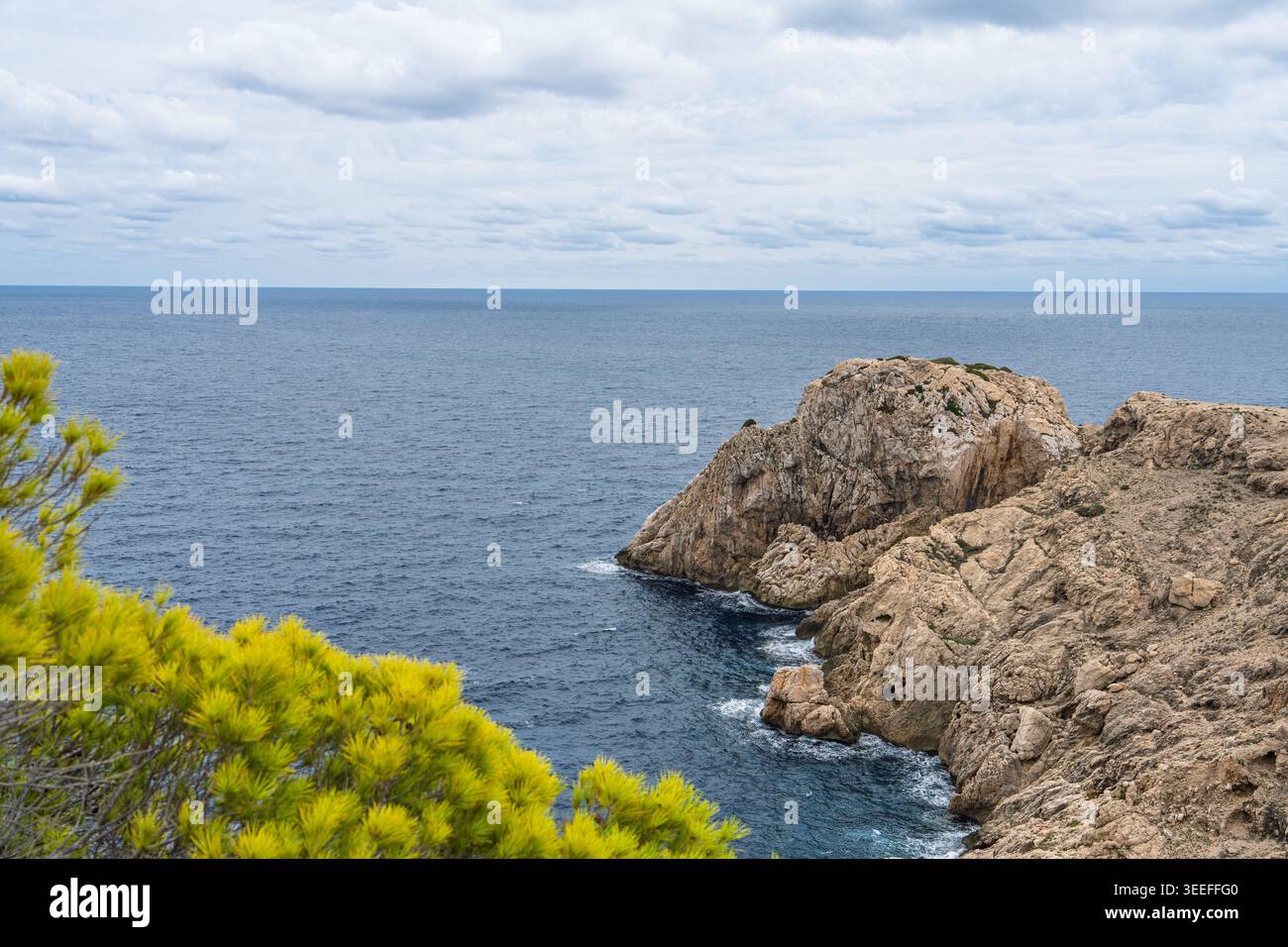 Costa rocciosa di Cala Ratjada, Maiorca, Spagna, con vista sul Mar Mediterraneo in giornata nuvolosa Foto Stock