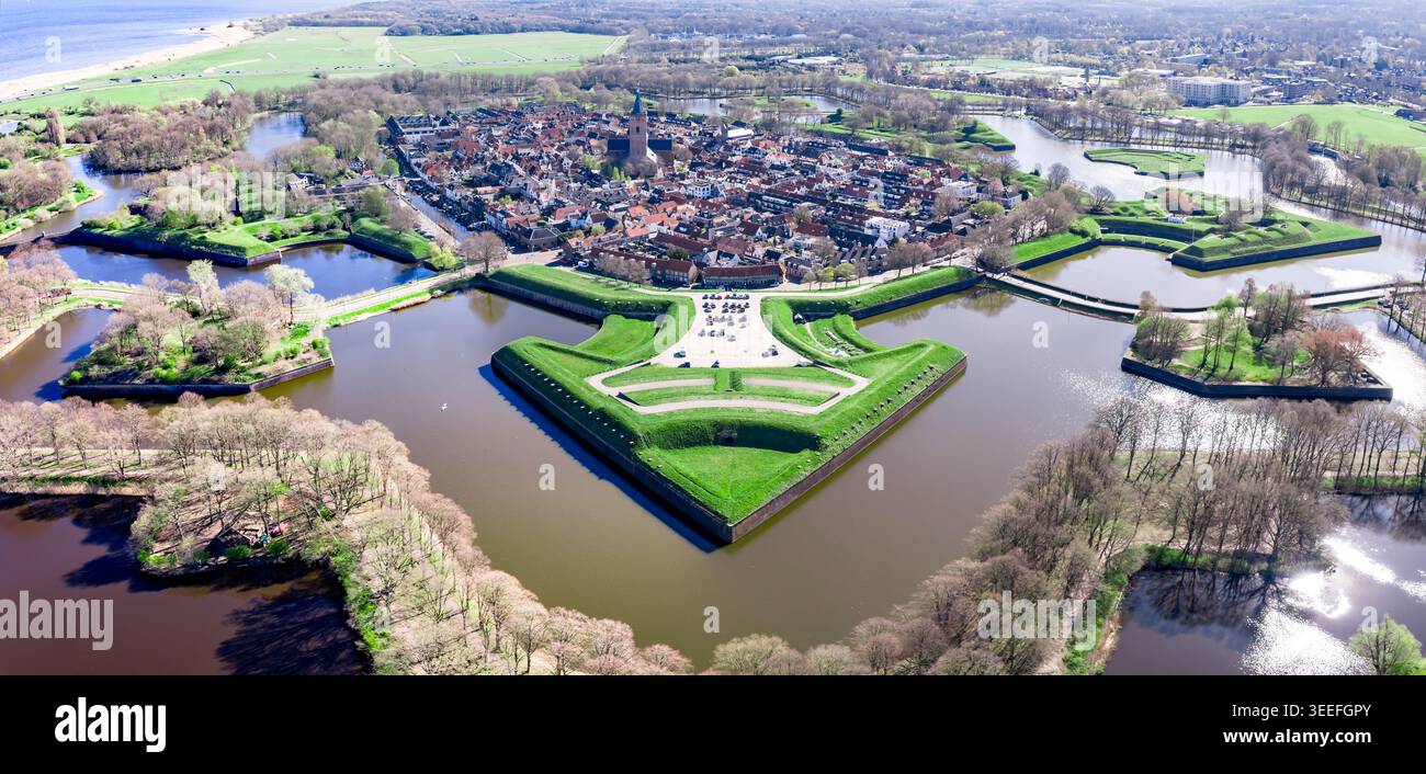 Ampia antenna panoramica sul fronte meridionale di Naarden-vesting, la fortezza a forma di stella di fama mondiale nell'Olanda settentrionale, nei Paesi Bassi, dominata da Th Foto Stock