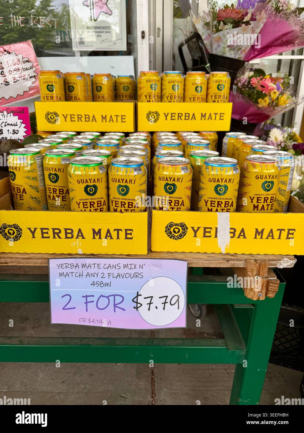 Vancouver, BC, Canada - 11 maggio 2026: Lattine di Guayaki Yerba Mate in mostra in vendita in un negozio all'aperto con un cartello di prezzo "2 per 7,79 dollari". Foto Stock