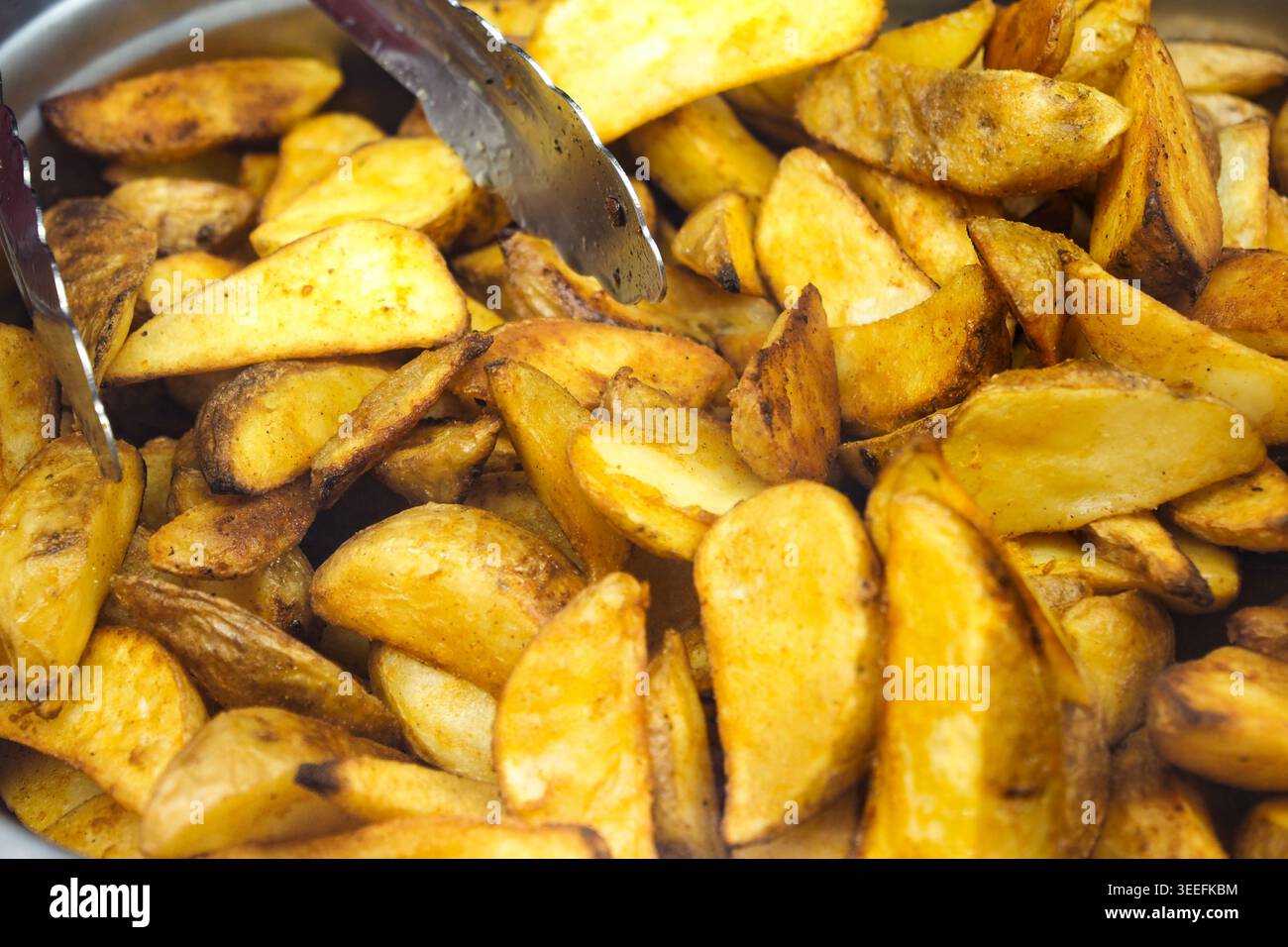 Spicchi di patate preparati per essere serviti in occasione di un evento gastronomico Foto Stock