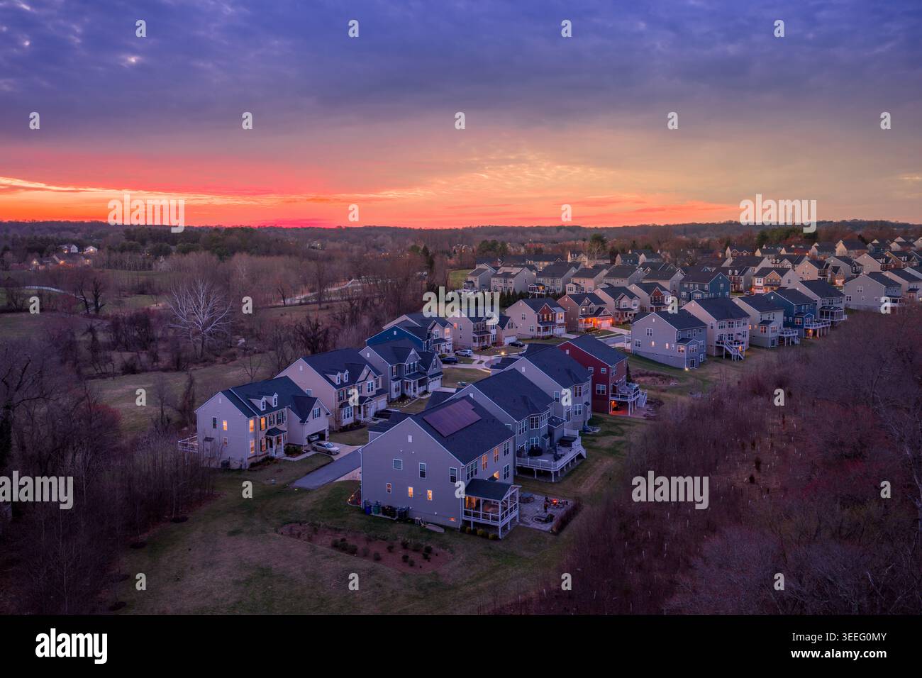 Un'ampia fotografia aerea dei quartieri residenziali di Clarksville, Howard County, Maryland, scattata al crepuscolo, quando il cielo è in transizione Foto Stock