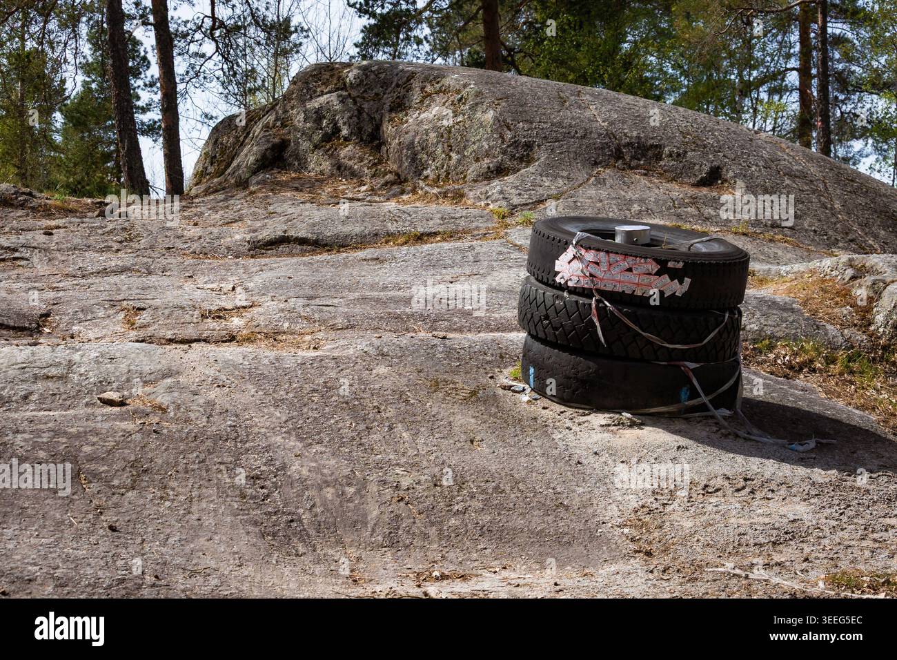 Vecchio pneumatico. Una ruota su strada. Vecchia gomma gettata sulla strada. Articolo dall'auto. Oggetto arrotondato. Foto Stock