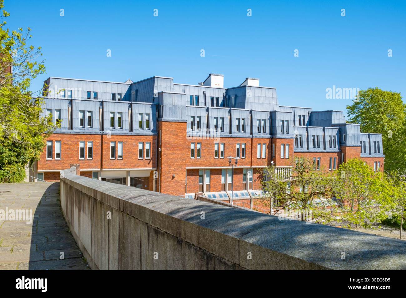 Uno dei tanti edifici moderni tra così tanti edifici storici nella città di Winchester e vicino alla scultura del Giubileo dell'Hampshire Foto Stock