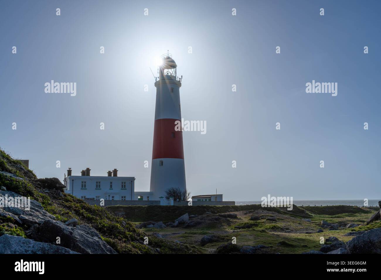 Il faro di Portland Bill è orgoglioso come ha fatto per così tanto tempo e custodisce la fine di Portland Bill. Foto Stock