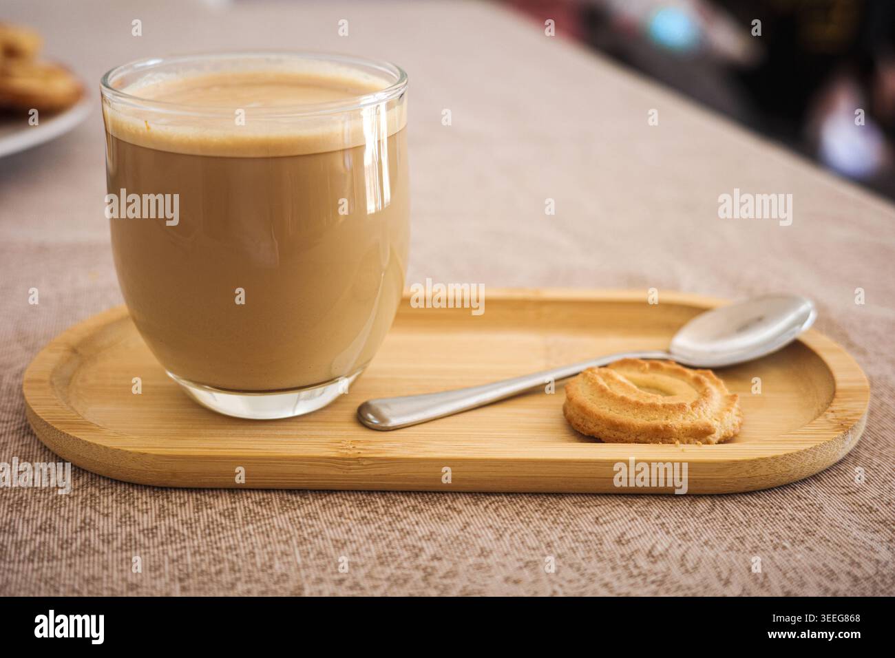 Bicchiere di caffè con biscotti su vassoio di legno Foto Stock