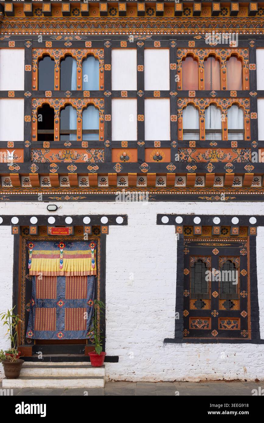 Finestre decorative di Wangdue Phodrang Dzong (Fortezza), Bhutan Foto Stock