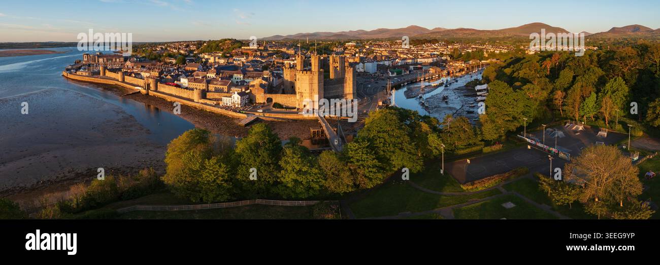 Vista aerea del castello di Caernarfon e della città murata Foto Stock