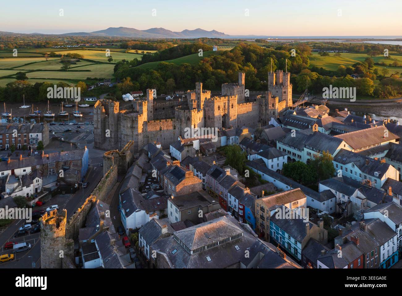 Vista aerea del castello di Caernarfon e della città murata Foto Stock